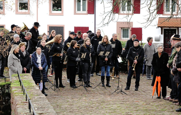 ChorYfeen begleiteten Gedenkstunde am Volkstrauertag